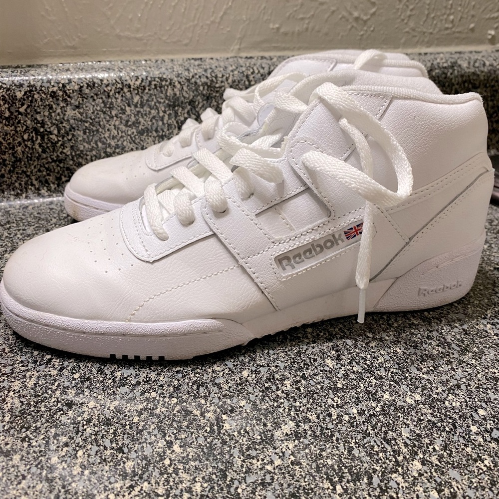 Tennis shoes